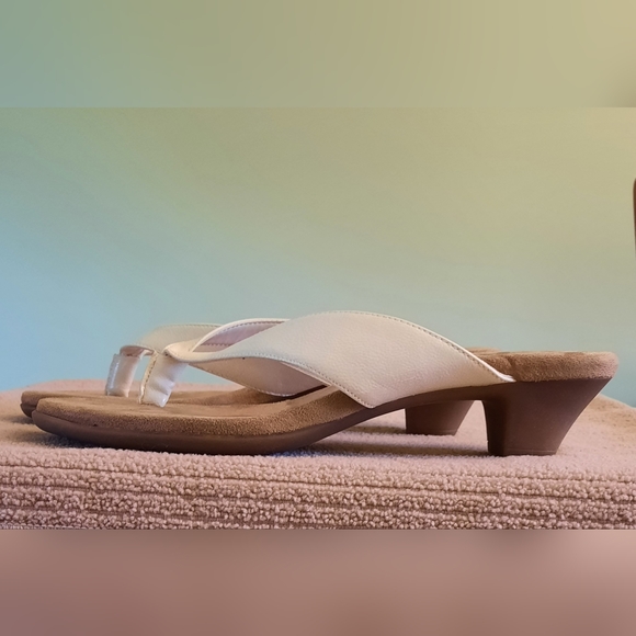 NWOT A2 by Aerosoles Beige Thong Kitten Heel Sandals - Picture 6 of 7